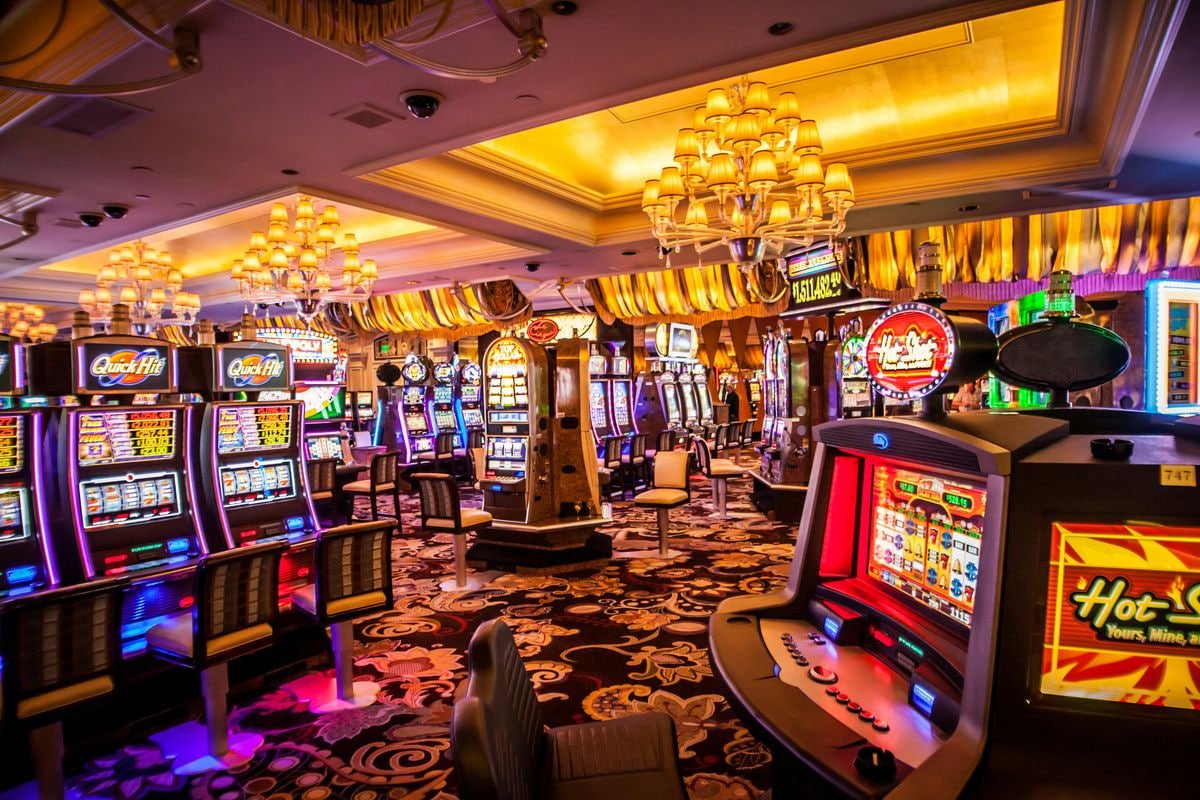 vip8800 Myanmar ကစားသမားများ Mobile APP ဖြင့် Online Casino ကစားနေသောမြင်ကွင်း